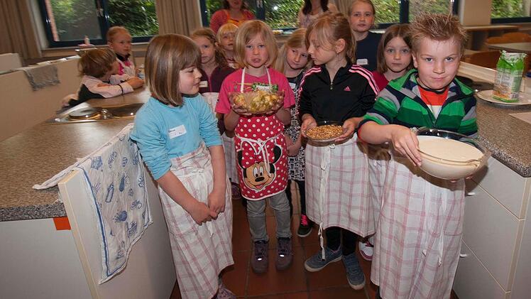 Was gesunde Ernährung ist, lernten die Grundschüler beim Zubereiten von Obstsalat und der Herstellung von Joghurt.