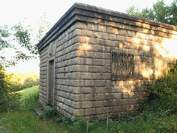 Unmittelbar unterhalb der Wallburg steht der Hochbehälter zur Versorgung der Hochzonen der Stadt Eltmann. Der Hochbehälter ist aus Sandstein erbaut und trägt sogar das Wappen der Stadt Eltmann. Auch er muss dringend saniert werden.  Foto: Günther Geiling