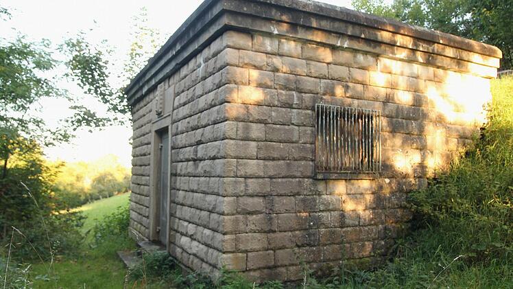 Unmittelbar unterhalb der Wallburg steht der Hochbehälter zur Versorgung der Hochzonen der Stadt Eltmann. Der Hochbehälter ist aus Sandstein erbaut und trägt sogar das Wappen der Stadt Eltmann. Auch er muss dringend saniert werden.  Foto: Günther Geiling