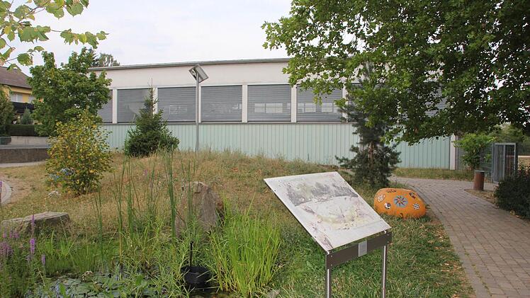 Die Turnhalle West am Dürerweg in Haßfurt: Hier kommen die ersten Flüchtlinge an, werden versorgt und untergebracht.  Fotos: Klaus Schmitt