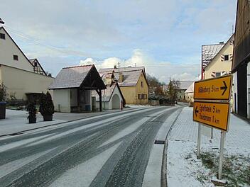Die Ortsdurchfahrt von Hohenschwärz ist wegen fehlender Gehwege gerade für Fußgänger nicht ungefährlich. Und erst recht, wenn dann noch Schnee liegt wie vergangene Woche. Foto: Petra Malbrich