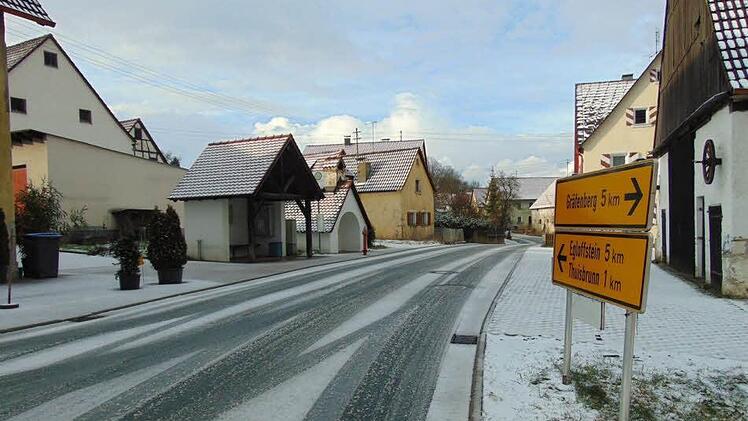 Die Ortsdurchfahrt von Hohenschwärz ist wegen fehlender Gehwege gerade für Fußgänger nicht ungefährlich. Und erst recht, wenn dann noch Schnee liegt wie vergangene Woche. Foto: Petra Malbrich