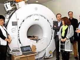 Die CSU-Kreistagsfraktion schaute sich den hochmodernen Magnetresonanztomographen (MRT) an, der im April in Betrieb genommen wird; mit (von rechts) Landrat Wilhelm Schneider und dem Vorstandsmitglied der Haßberg-Klinik, Wilfried Neubauer. Foto: privat