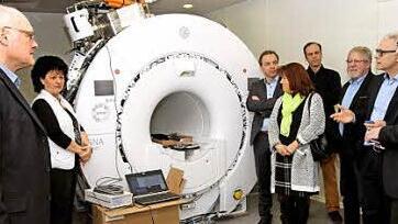 Die CSU-Kreistagsfraktion schaute sich den hochmodernen Magnetresonanztomographen (MRT) an, der im April in Betrieb genommen wird; mit (von rechts) Landrat Wilhelm Schneider und dem Vorstandsmitglied der Haßberg-Klinik, Wilfried Neubauer. Foto: privat