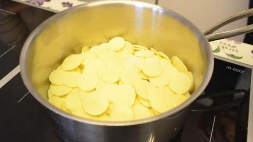 Schritt 2: Die Kakaobutter in einem Topf oder im Wasserbad schmelzen (Vorsicht: Sie darf nicht wärmer als 50 Grad Celsius werden!)  Foto: Larissa Händel
