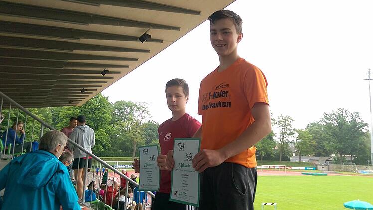 Jonas Saffer (orange) bei seiner Siegerehrung der 80 Meter Hürden, vor seiner schweren Verletzung beim 100-Meter-Finale.