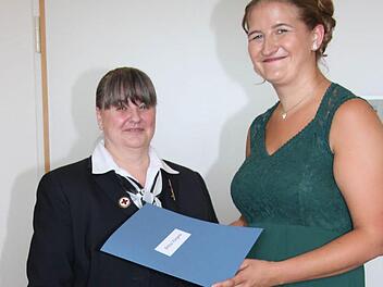 Mit einem strahlenden Lächeln nimmt Britta Hargens das Abschlusszeugnis entgegen, links Oberin Heidi Scheiber-Deuter. Foto: Sonny Adam