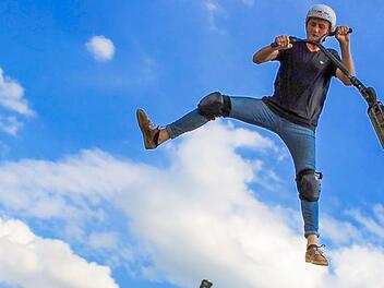 Skateboardfahrer findet man auf der Anlage nur noch selten. Die Jugendlichen, wie Willy Baumer, springen momentan lieber mit ihrem Scooter über die Rampen. Foto: Dominic Buckreus
