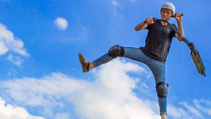 Skateboardfahrer findet man auf der Anlage nur noch selten. Die Jugendlichen, wie Willy Baumer, springen momentan lieber mit ihrem Scooter über die Rampen. Foto: Dominic Buckreus