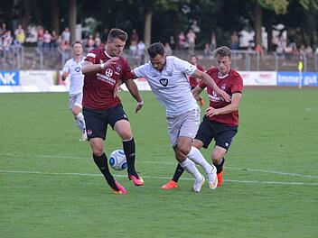 In der letzten Saison gab es für den FC 05 um Adam Jabiri (Mitte) gegen die Nürnberger um (von links) Eduard Löwen und Dennis Lippert zwei Niederlagen. Diesmal soll es zum Auftakt der neuen Regionalliga-Runde besser laufen. Foto: Marion Wetterich