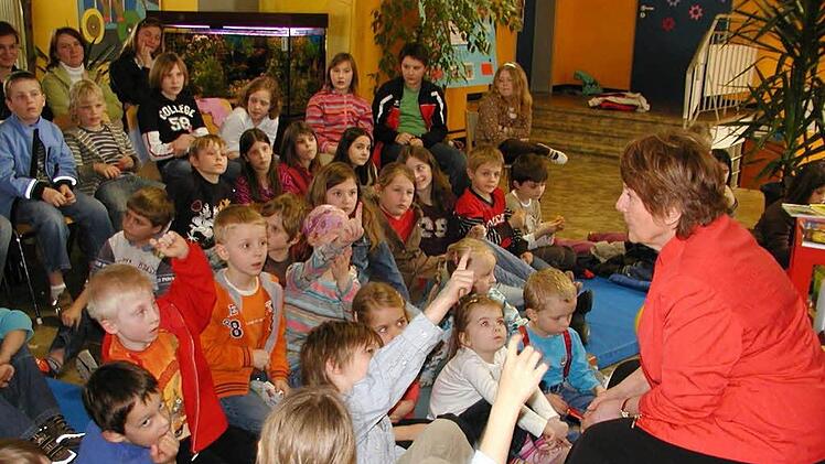 Lebhaft  gingen die Kinder beim Vortrag von Ursel Scheffler (re.)  mit.Thomas Weichert