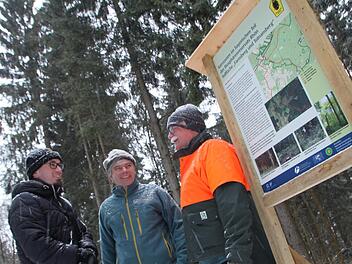 Sie möchten den Waldumbau in der Kernzone transparent machen: Tobias Gerlach vom Biosphärenreservat Rhön, Förster Joachim Urban und Wolfram Zeller, Leiter des Forstbetriebs Bad Brückenau der Bayerischen Staatsforsten. Foto: Ulrike Müller