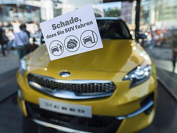 Ein Aufkleber mit der Aufschrift "Schade, dass Sie SUV fahren" klebt während einer Demonstration von Klimaaktivisten vor dem Haupteingang der IAA an einer Scheibe, hinter der ein SUV ausgestellt wird. Foto: Silas Stein/dpa