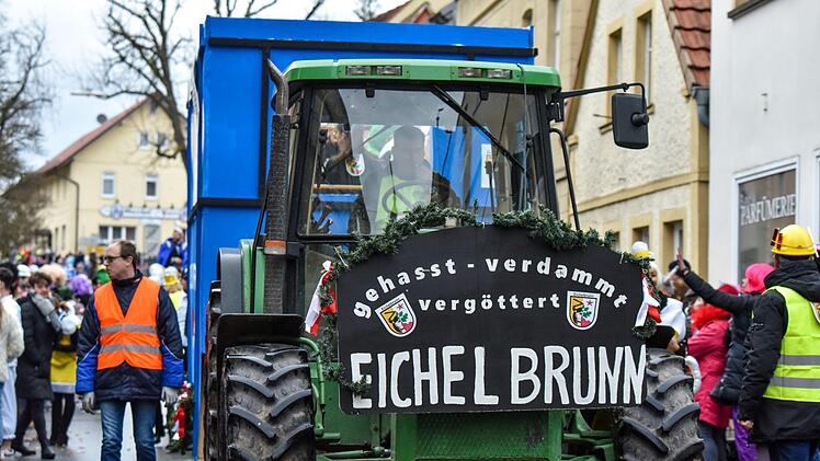 Der Eberner Gaudiwurm trotzte dem trüben Wetter und versprühte tolle Faschingsstimmung. Foto: Ryan Evans