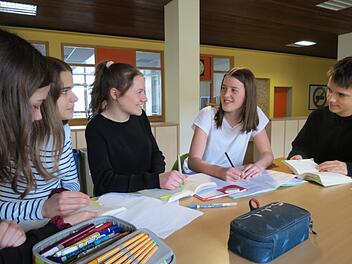 Ganz wichtig: Mit Schülern über Werte sprechen (von links) Lea Ulsamer, Leni Wahler, Lara Ulsamer, Romina Drignat, Moritz Steinel.  Foto: Doris Bauer
