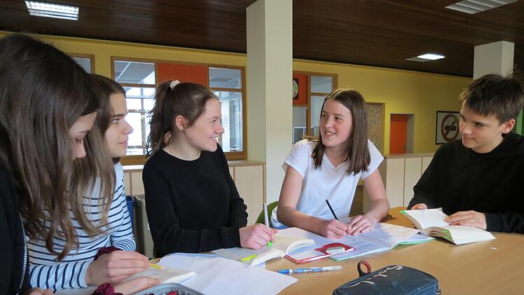 Ganz wichtig: Mit Schülern über Werte sprechen (von links) Lea Ulsamer, Leni Wahler, Lara Ulsamer, Romina Drignat, Moritz Steinel.  Foto: Doris Bauer