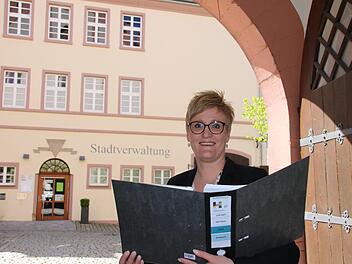 Foto-Termin im Durchgang des Rathauses mit Blick auf das zweite Verwaltungsgebäude: Die neue Stadt-Kämmerin Jennifer Triest legt kommenden Montag ihren ersten eigenen Haushalt im Ferienausschuss des Stadtrates vor. Foto: Ralf Ruppert