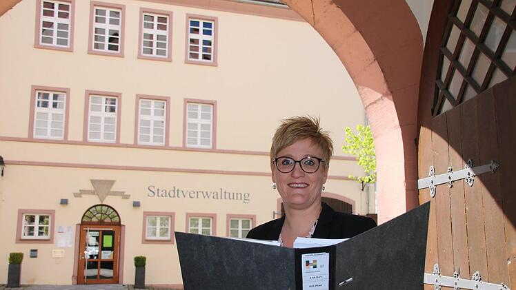 Foto-Termin im Durchgang des Rathauses mit Blick auf das zweite Verwaltungsgebäude: Die neue Stadt-Kämmerin Jennifer Triest legt kommenden Montag ihren ersten eigenen Haushalt im Ferienausschuss des Stadtrates vor. Foto: Ralf Ruppert