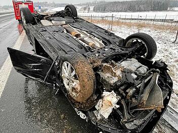 Sonnefeld: Auto &uuml;berschl&auml;gt sich wegen Schneegl&auml;tte - 20-J&auml;hriger bei Unfall verletzt