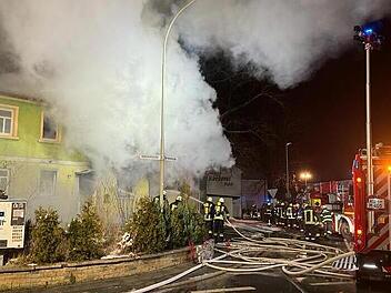 Das &bdquo;Mordhaus&ldquo; stand in Flammen. Die Rauchentwicklung war immens.