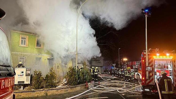 Das &bdquo;Mordhaus&ldquo; stand in Flammen. Die Rauchentwicklung war immens.