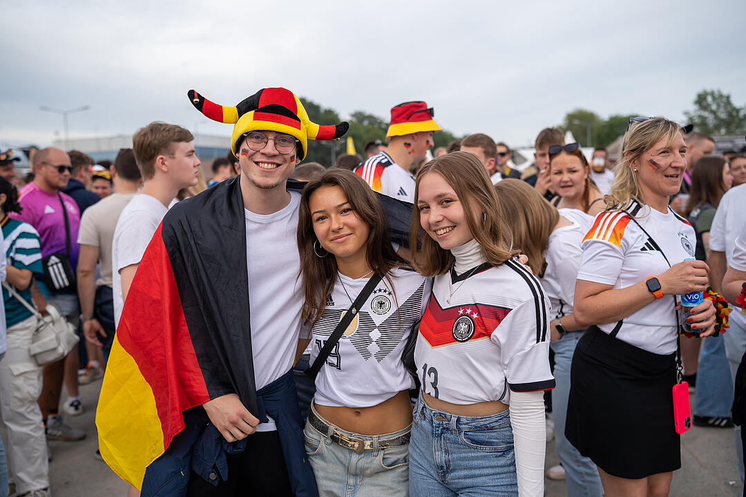 Fans schauen das EM-Viertelfinale zwischen Duetschland und Spanien in Nürnberg