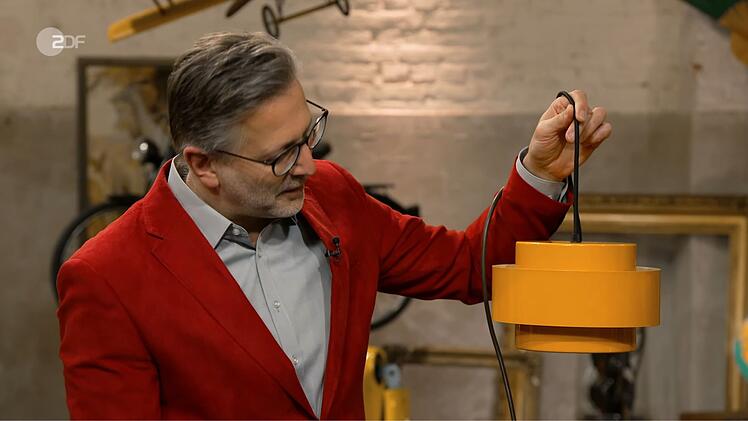 Die Designer-Deckenleuchte aus den 60er- oder 70er-Jahren wollte Petra aus Bargum f&uuml;r 100 Euro ver&auml;u&szlig;ern. Detlev K&uuml;mmel hielt das Doppelte f&uuml;r m&ouml;glich. Jan Cizek erstand das d&auml;nische Design f&uuml;r 140 Euro.