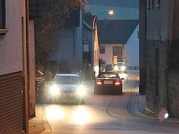 Die Ortsdurchfahrt von Wirmsthal ist recht eng. Daher fahren sich begegnende Autos oft über die gepflasterten Seitenstreifen. Foto: Gerd Schaar