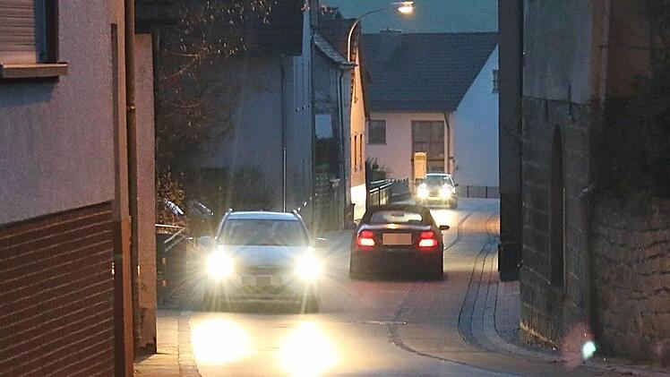 Die Ortsdurchfahrt von Wirmsthal ist recht eng. Daher fahren sich begegnende Autos oft über die gepflasterten Seitenstreifen. Foto: Gerd Schaar