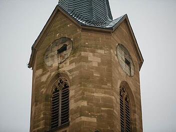 Seit September fehlt der Wallenfelser Pfarrkirche ein markantes Merkmal: Ihre drei Ziffernblätter. (Foto: Hendrik Steffens)