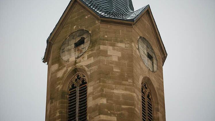 Seit September fehlt der Wallenfelser Pfarrkirche ein markantes Merkmal: Ihre drei Ziffernblätter. (Foto: Hendrik Steffens)
