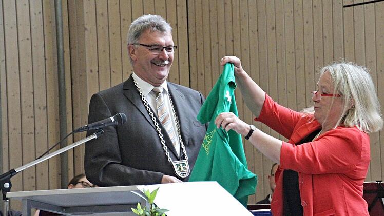 Bürgermeister Dietz erhielt von Schulleiterin Megges ein Schul-T-Shirt mit seinen Vornamen