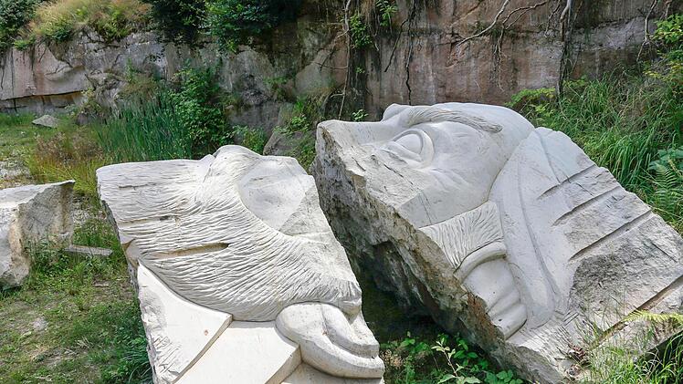 Im Steinbruch in Breitbrunn liegt noch der Kopf von Donald Sutherland - f&uuml;r den Hollywood-Film "Die Tribute von Panem" wurde Pr&auml;sident Snow im November 2015 gest&uuml;rzt. Alle Fotos: Matthias Hoch