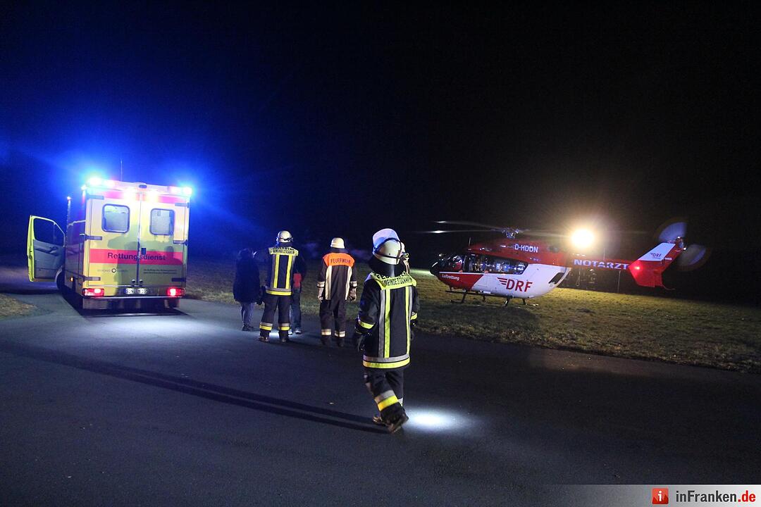 Auto prallt bei Haig gegen Baum: Vater und zwölfjähriger Sohn schwer verletzt