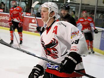 An seinem 32. Geburtstag gelang dem Haßfurter David Franek zwar kein eigener Treffer. Doch mit seinen zwei Vorlagen half er tatkräftig beim 5:2-Auswärtssieg der "Hawks" beim EC Bad Tölz 1b mit und machte sich damit ebenso ein schönes Geschenk. Damit stehen die Kreisstädter weiterhin an der Tabellenspitze der Abstiegsrunde, Gruppe D. Foto: Ralf Naumann