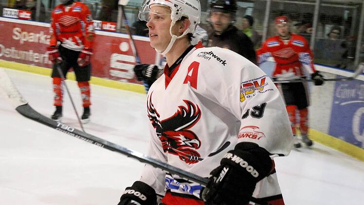 An seinem 32. Geburtstag gelang dem Haßfurter David Franek zwar kein eigener Treffer. Doch mit seinen zwei Vorlagen half er tatkräftig beim 5:2-Auswärtssieg der "Hawks" beim EC Bad Tölz 1b mit und machte sich damit ebenso ein schönes Geschenk. Damit stehen die Kreisstädter weiterhin an der Tabellenspitze der Abstiegsrunde, Gruppe D. Foto: Ralf Naumann