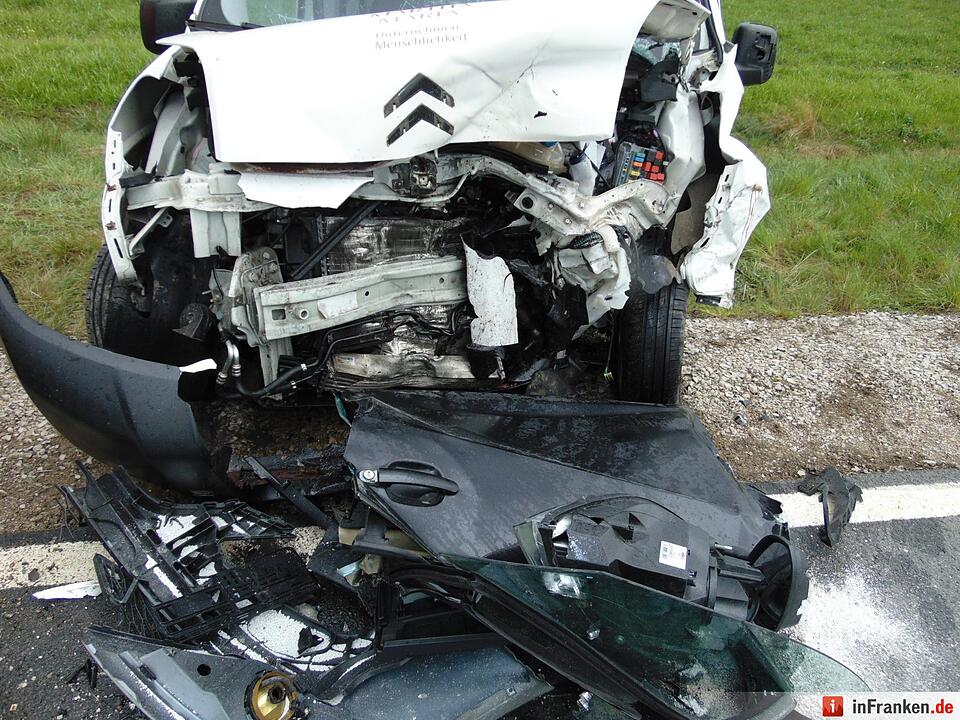 Frontalcrash im Landkreis Forchheim - mehrere Verletzte