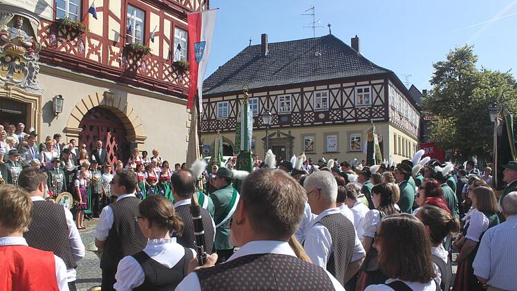Blauer Himmel und Blasmusik - kein Wölkchen trübte den Schützenfestzug am Sonntag in Bad Staffelstein. Foto: Matthias Einwag