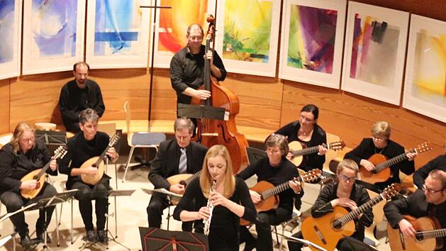Carolin Wangemann (vorne Mitte) verst&auml;rkte das Zupfensemble mit ihrer Oboe.Johanna Blum