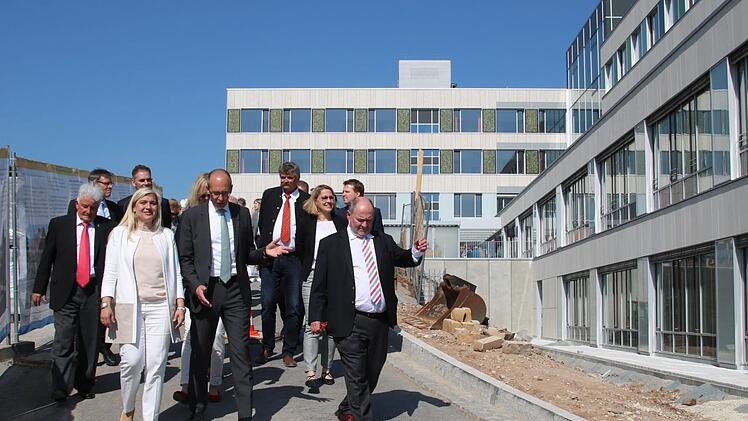 Ministerin Melanie Huml (Zweite von links) und Landrat Christian Meißner (Dritter von rechts) bei ihrem Rundgang durch das Areal des neuen Lichtenfelser Klinikums.Matthias Einwag