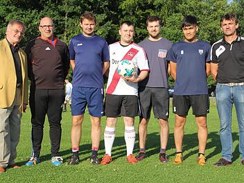 Zahlreiche Neuzugänge hat der Vorsitzende des SCW Obermain Wolfgang Schmidt (links) zum Trainingsauftakt begrüßt (von links): Trainer Volker Kemnitzer, Stefan Eck, Trainer der 2. Mannschaft, Michael Müller (zuletzt SG Roth-Main), Maximilian Hühnlein (reaktiviert), Mohammed Hamidi (Jugend Wisla Hof) und Spielleiter Georg Pitterich. Es fehlen Andre Frankenberger (Roth-Main), Jonas Säum, Markus Deuber (eigene Jugend) und Mario Schellhase (Zweitspielrecht). Foto: Andreas Schmitt