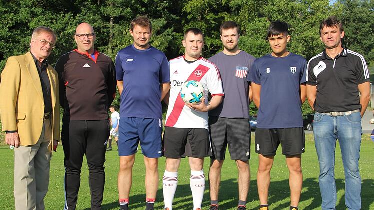 Zahlreiche Neuzugänge hat der Vorsitzende des SCW Obermain Wolfgang Schmidt (links) zum Trainingsauftakt begrüßt (von links): Trainer Volker Kemnitzer, Stefan Eck, Trainer der 2. Mannschaft, Michael Müller (zuletzt SG Roth-Main), Maximilian Hühnlein (reaktiviert), Mohammed Hamidi (Jugend Wisla Hof) und Spielleiter Georg Pitterich. Es fehlen Andre Frankenberger (Roth-Main), Jonas Säum, Markus Deuber (eigene Jugend) und Mario Schellhase (Zweitspielrecht). Foto: Andreas Schmitt