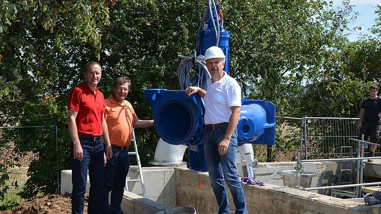 Die beiden Vorsitzenden des Abwasserzweckverbandes Eltmann-Ebelsbach, Bürgermeister Michael Ziegler und Bürgermeister Walter Ziegler (von links), verfolgten mit Diplom-Ingenieur Hugo Barthel (rechts) genau das Einsetzen der beiden Pumpen.Günther Geiling