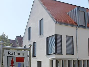 Jalousien und Lüftungslamellen zu: So blieb das Buttenheimer Rathaus am Mittwoch innen kühl. Fotos: hak