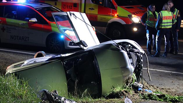 Bei einem schweren Unfall im Landkreis F&uuml;rth zogen sich am Samstagabend beide Insassen schwere Verletzungen zu. Foto: NEWS5 / O&szlig;wald
