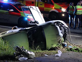 Bei einem schweren Unfall im Landkreis Fürth zogen sich am Samstagabend beide Insassen schwere Verletzungen zu. Foto: NEWS5 / Oßwald