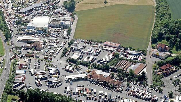 An Pfingsten findet am Autohof Strohofer üblicherweise das Trucker&Country-Festival statt. Zahlreiche LKW-Fahrer bevölkern dann die große Anlage an der A3 bei Geiselwind und feiern zusammen. Aufgrund der Corona-Pandemie ist in diesem Jahr jedoch alles anders. Foto: Autohof Strohofer