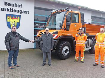 Rainer Macht, Franz Uome, Alexander Pittroff und Fredi Ott (von links) bei der Fahrzeugübergabe