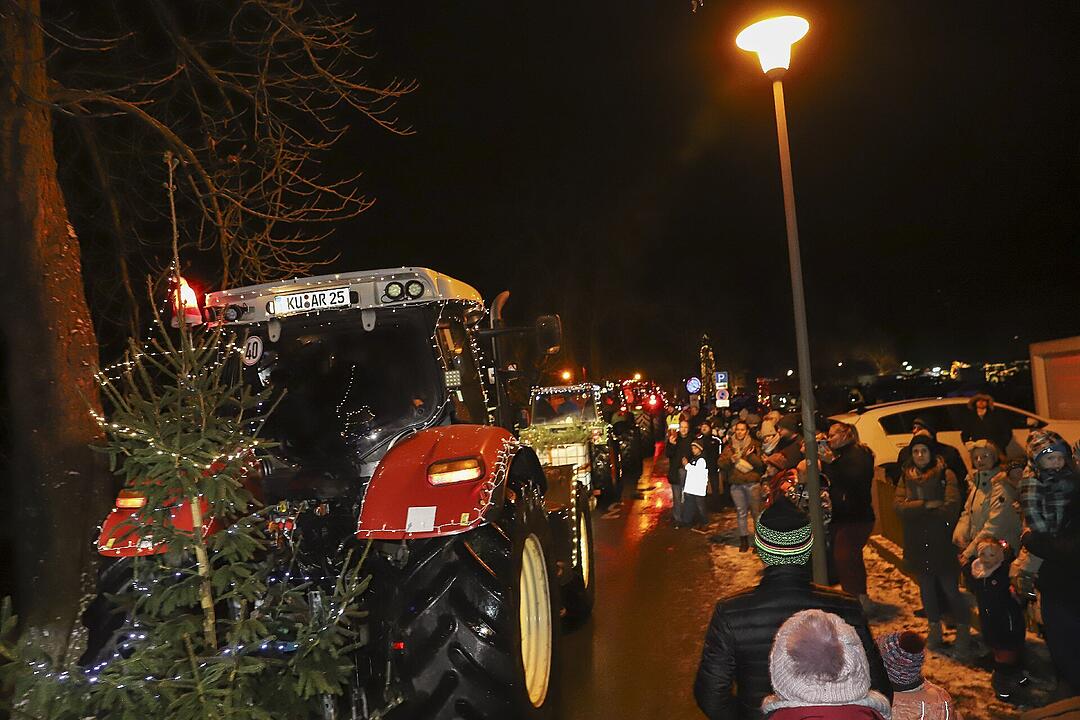In Kulmbach durfte die beliebte Lichterfahrt der Traktoren stattfinden.