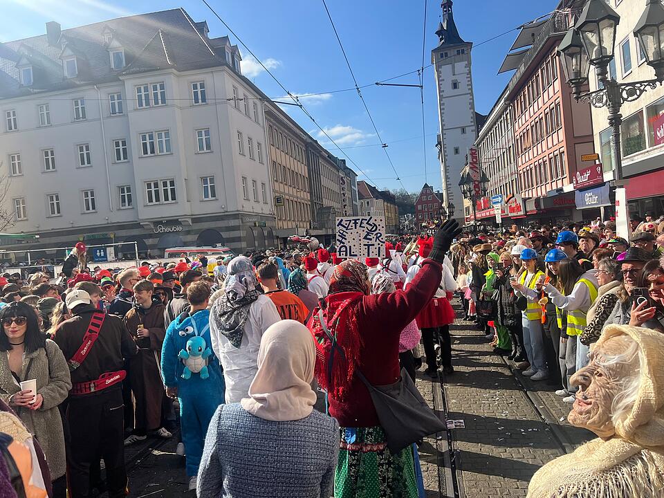 Bei Sonnenschein feierten rund 100.000 Menschen den Fasching.